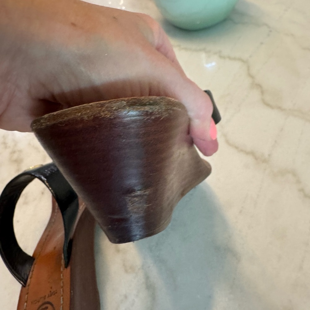 Tory Burch Black Leather Thong Sandals with Gold Logo - Picture 4 of 9